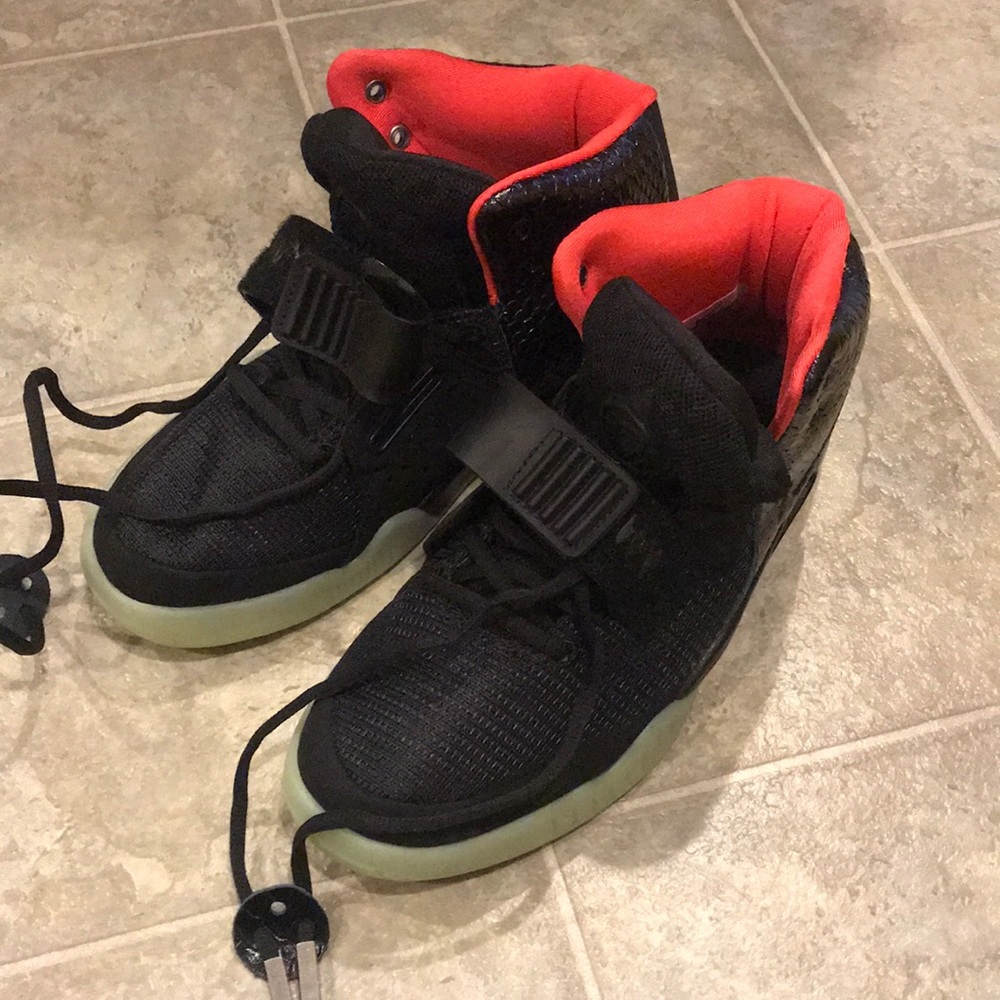 Sample Nike Air Yeezy 2
Solar Red not actual yzy sample from China